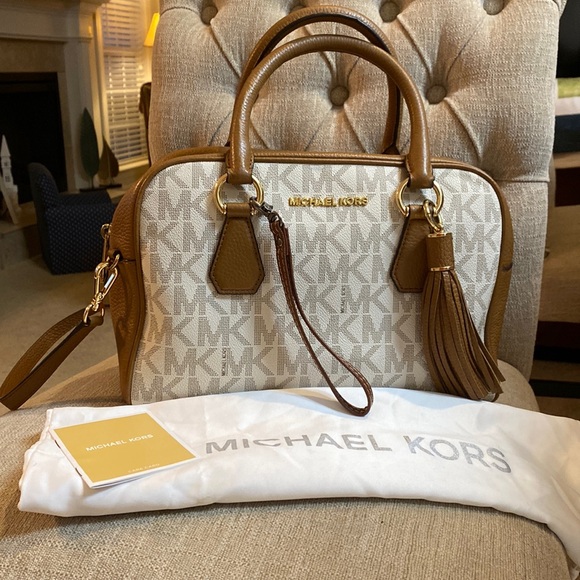 Michael Kors EUC Vanilla Bedford Satchel w/Multiple Pockets & Dust Bag - Picture 4 of 17